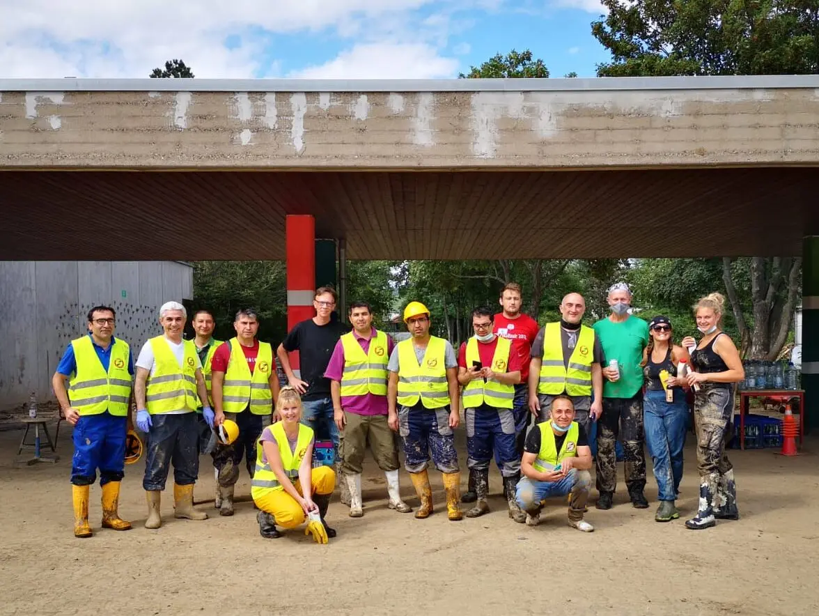 in den Überflutungsgebieten eine Säuberungsaktion